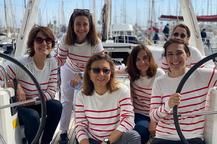 2-Hour Sailing Tour in Barcelona with Open Bar & Snacks