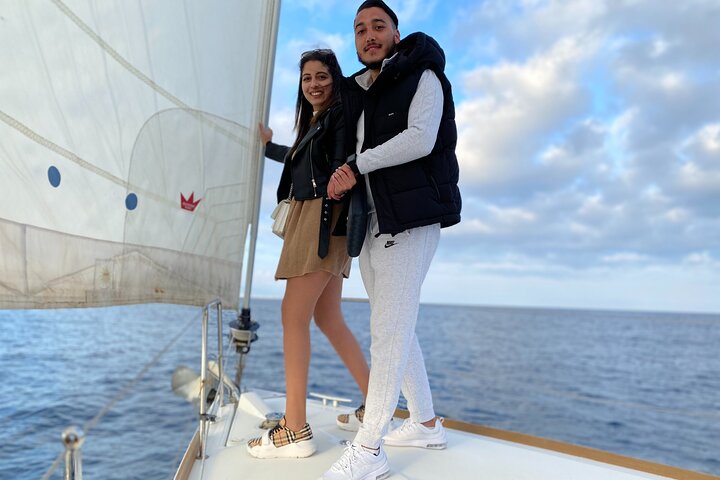 2-Hour Sailing Tour in Barcelona with Open Bar & Snacks