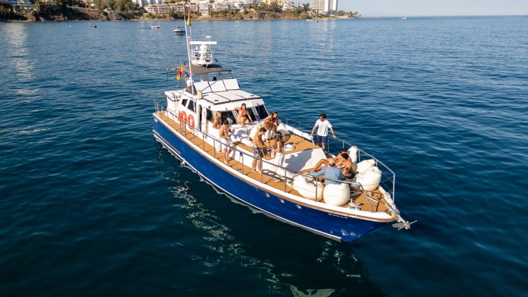 Benalmádena: charter privado en barco con patrón — día completo (8 horas)