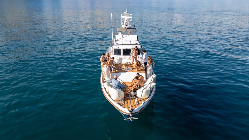 Benalmádena: charter privado en barco con patrón — mañana (4 horas)