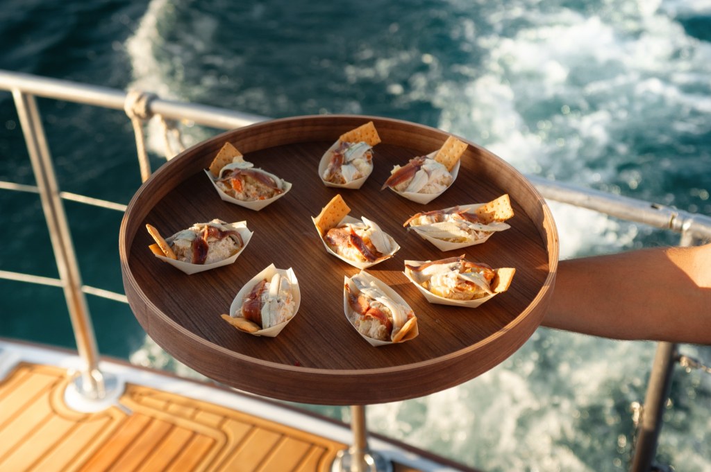 Benalmádena: paseo en barco al atardecer con menú degustación de 8 platos