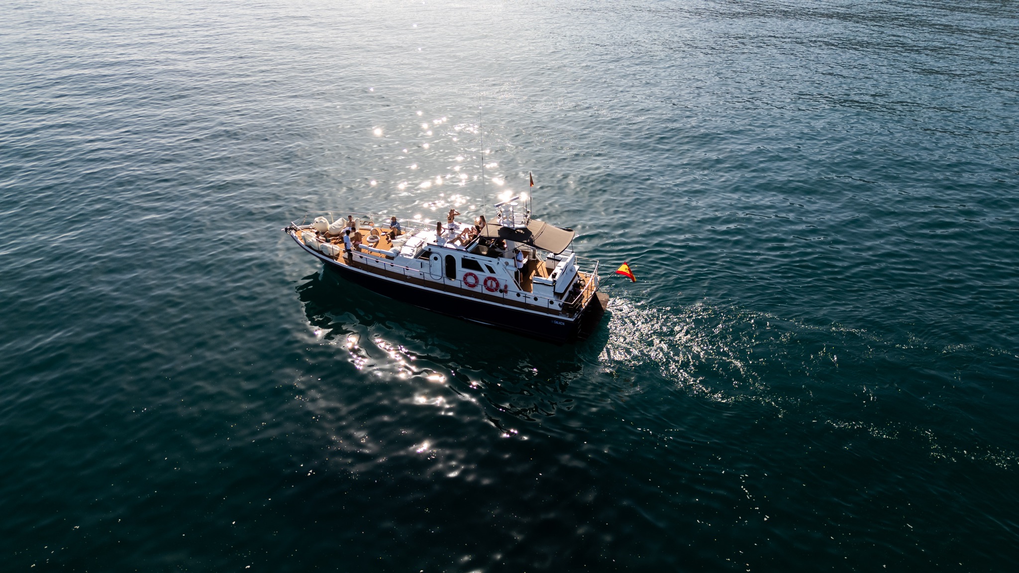 Benalmádena: paseo en barco al atardecer con menú degustación de 8 platos