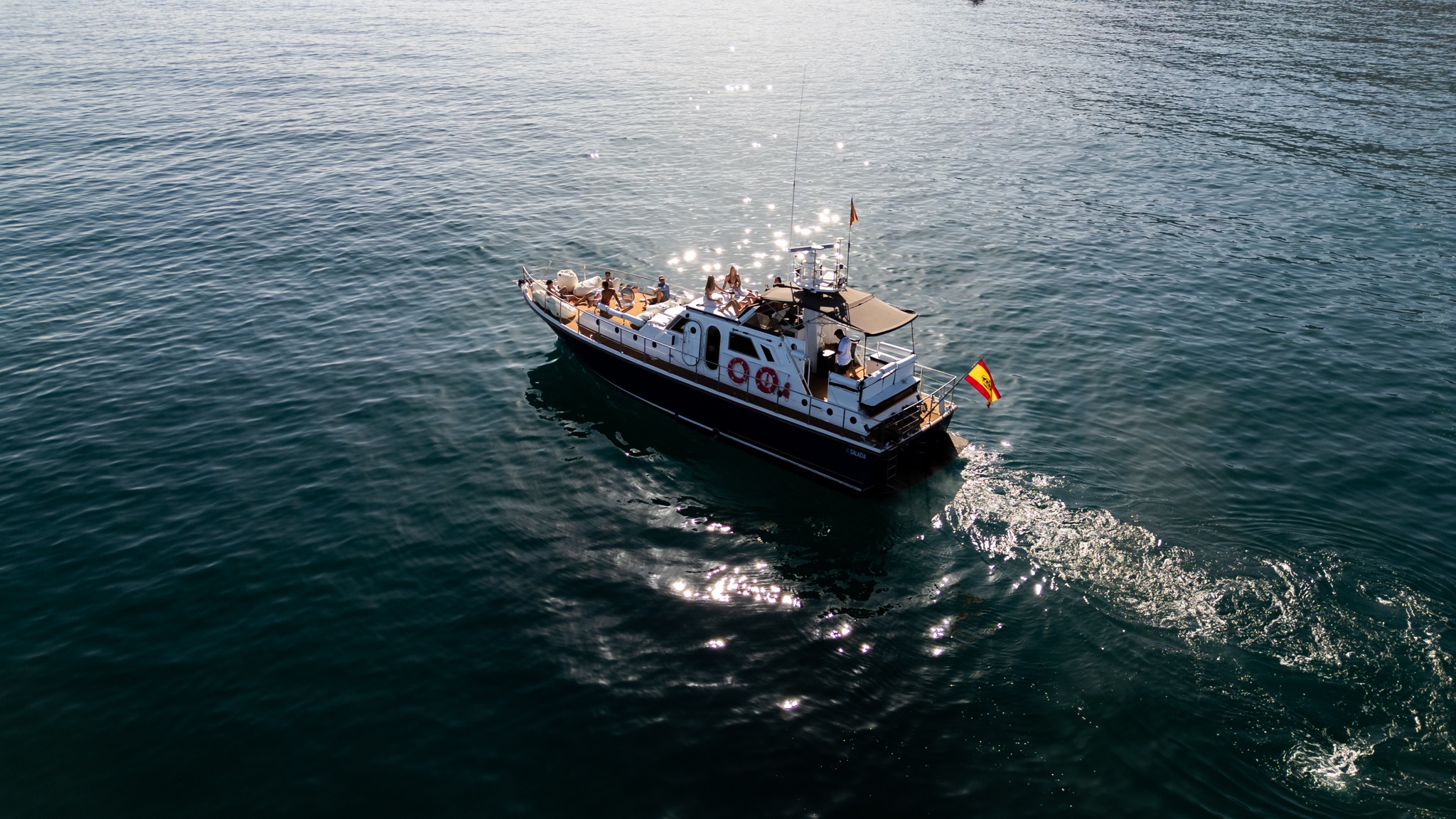 Benalmádena: paseo en barco al atardecer con menú degustación de 8 platos