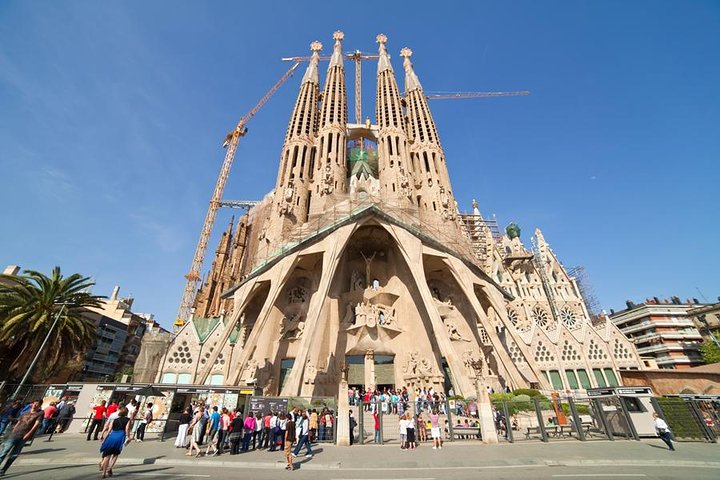 Best of Barcelona Excursion: small-group with pickup/drop-off