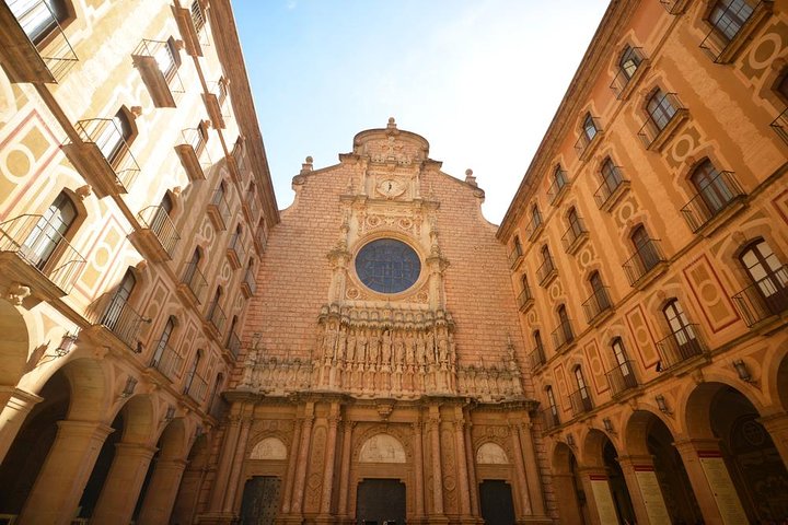 Best of Montserrat: Private Guided Tour with Pick-Up & Drop-Off