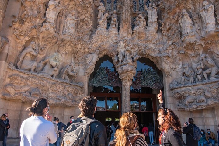 Sagrada Familia Small Group Guided Tour with Skip the Line Ticket
