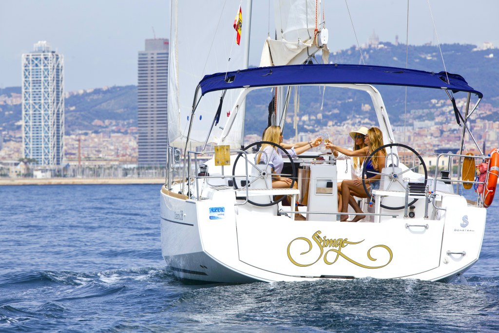 1h Refreshing Sailing Tour in Barcelona with Open Bar & Snacks