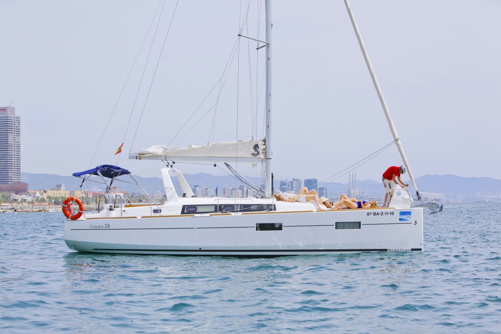 1h Refreshing Sailing Tour in Barcelona with Open Bar & Snacks