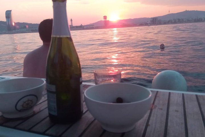 1h Refreshing Sailing Tour in Barcelona with Open Bar & Snacks