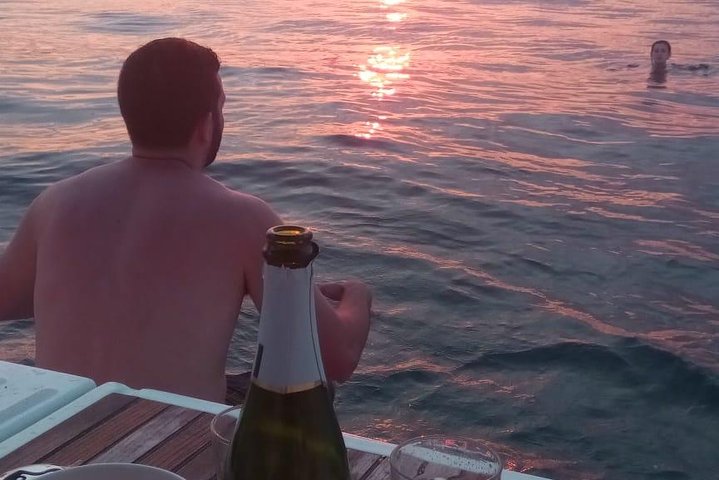 1h Refreshing Sailing Tour in Barcelona with Open Bar & Snacks