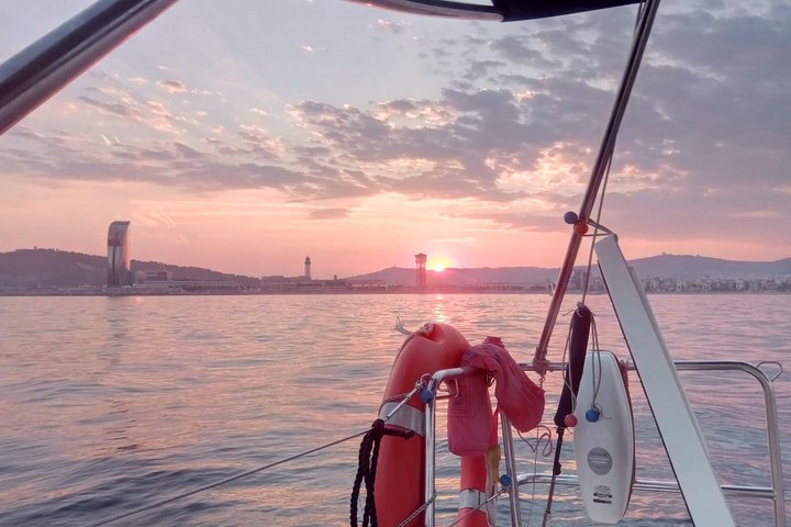 1h Refreshing Sailing Tour in Barcelona with Open Bar & Snacks
