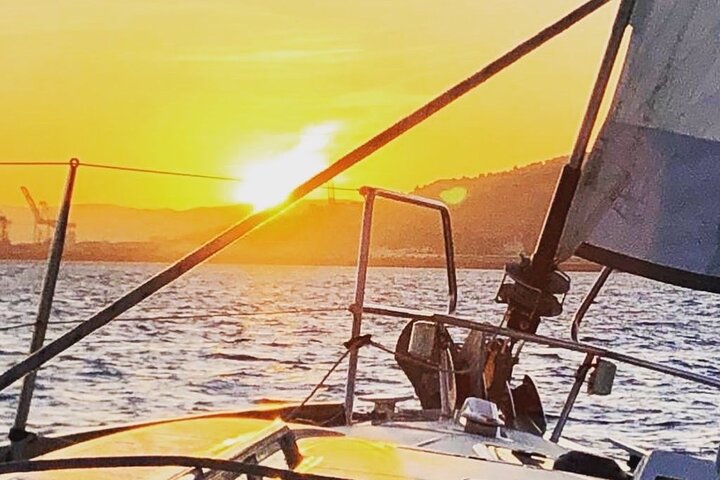 2 Hour Sunset Sailing Experience including open bar and Tapas