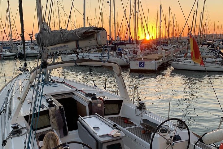 2 Hour Sunset Sailing Experience including open bar and Tapas