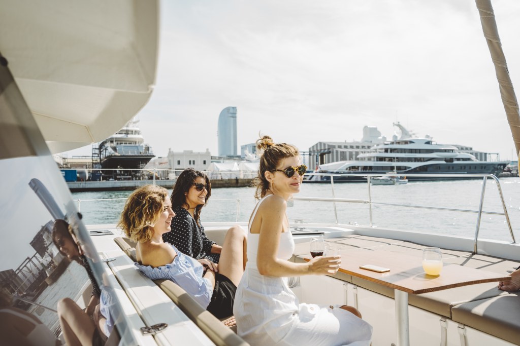 4 HOURS (BALI 4.1) - private luxury catamaran Barcelona