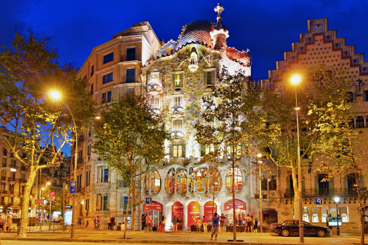 Barcelona Christmas Lights Self Guided Walking Tour with an APP
