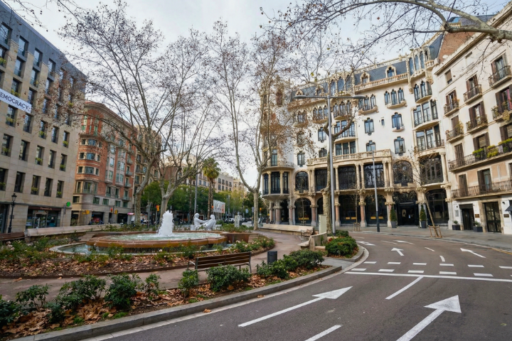 Barcelona Eixample Highlights Self Guided Walking Tour with an APP