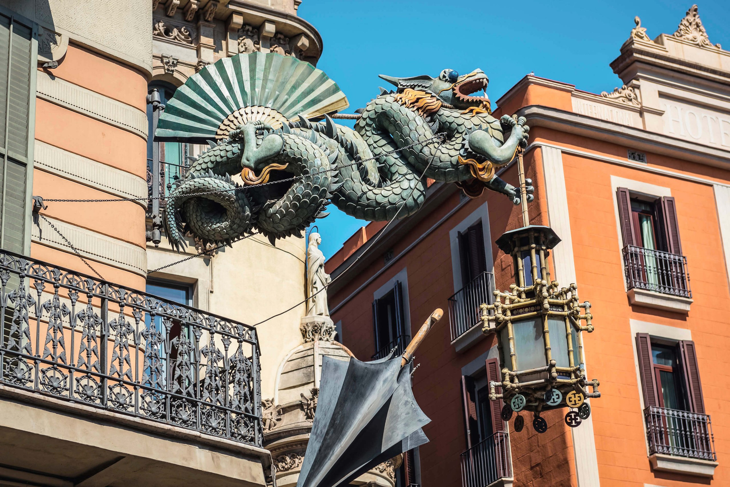Barcelona: Gaudí masterpieces Walking Tour with Audio Guide App