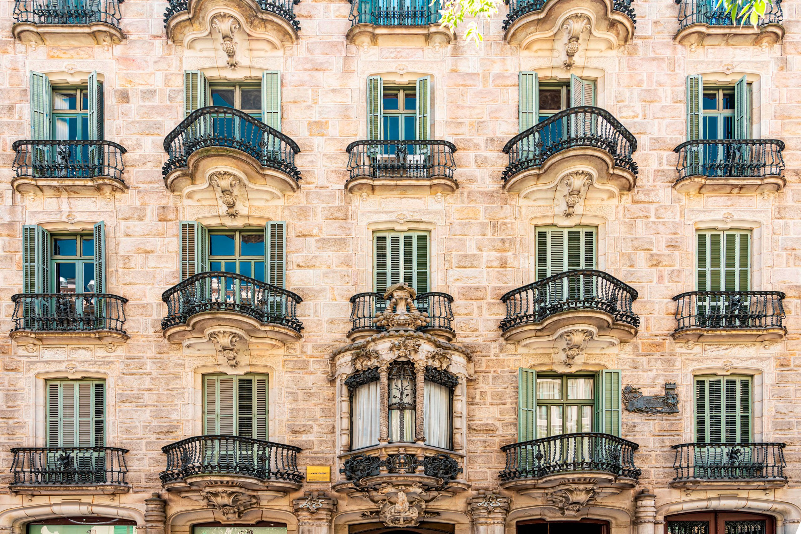 Barcelona: Gaudí masterpieces Walking Tour with Audio Guide App