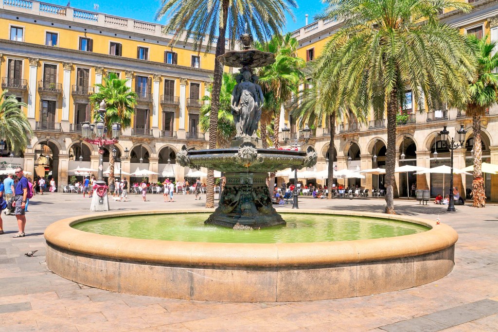 Barcelona: Gaudí masterpieces Walking Tour with Audio Guide App