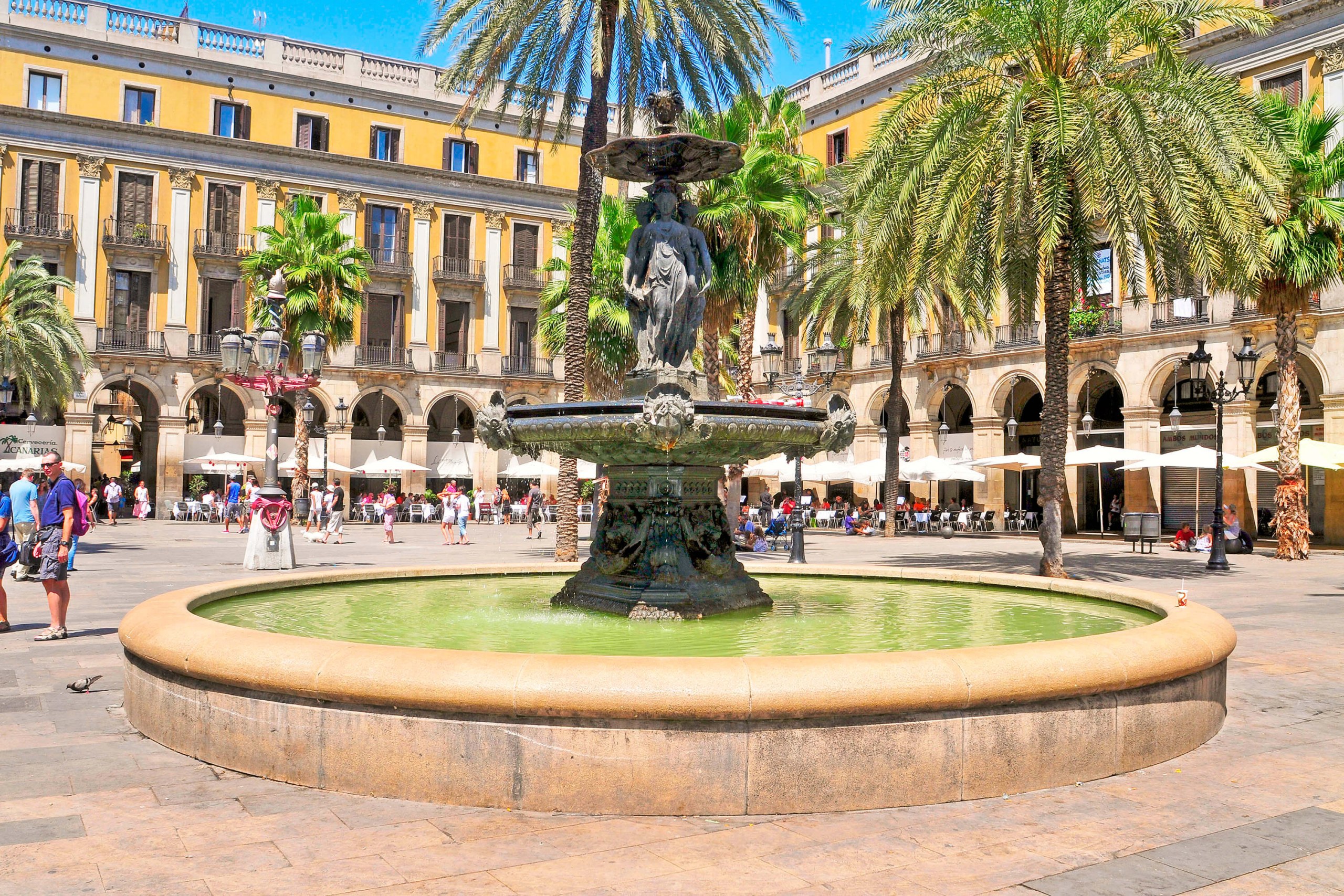 Barcelona: Gaudí masterpieces Walking Tour with Audio Guide App