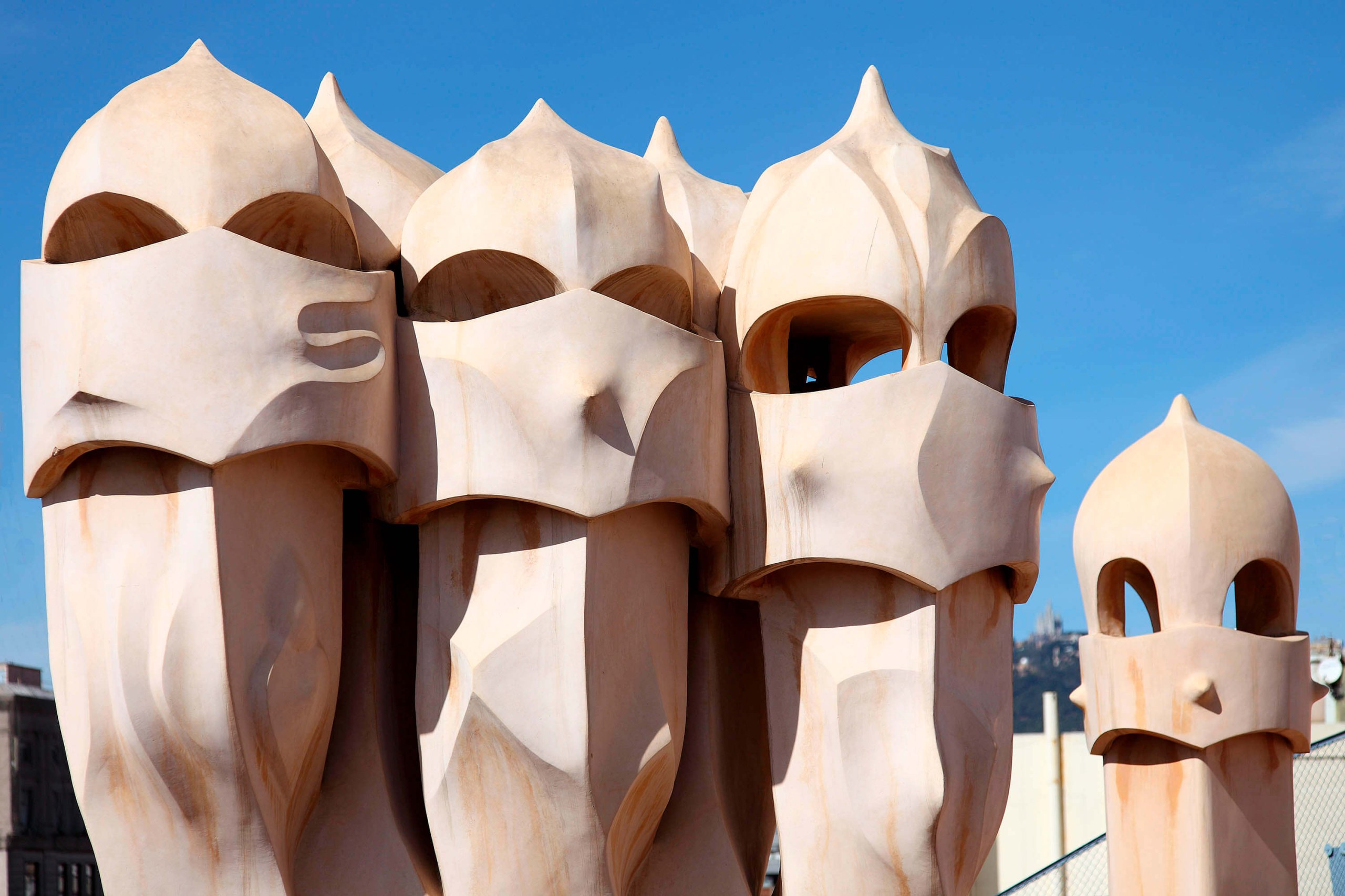 Barcelona: Gaudí masterpieces Walking Tour with Audio Guide App