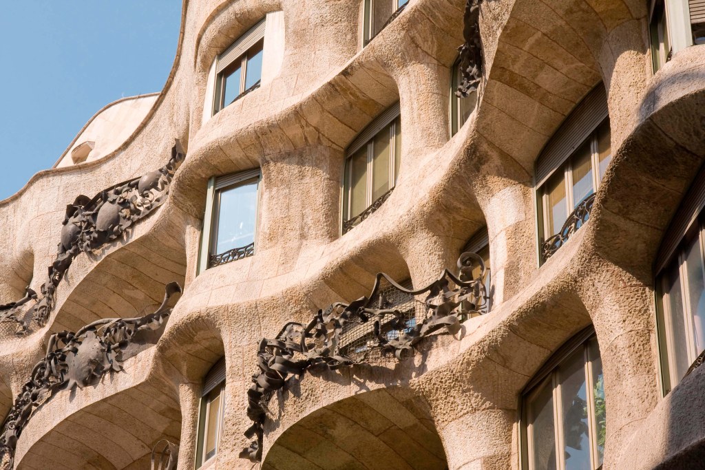 Barcelona: Gaudí masterpieces Walking Tour with Audio Guide App