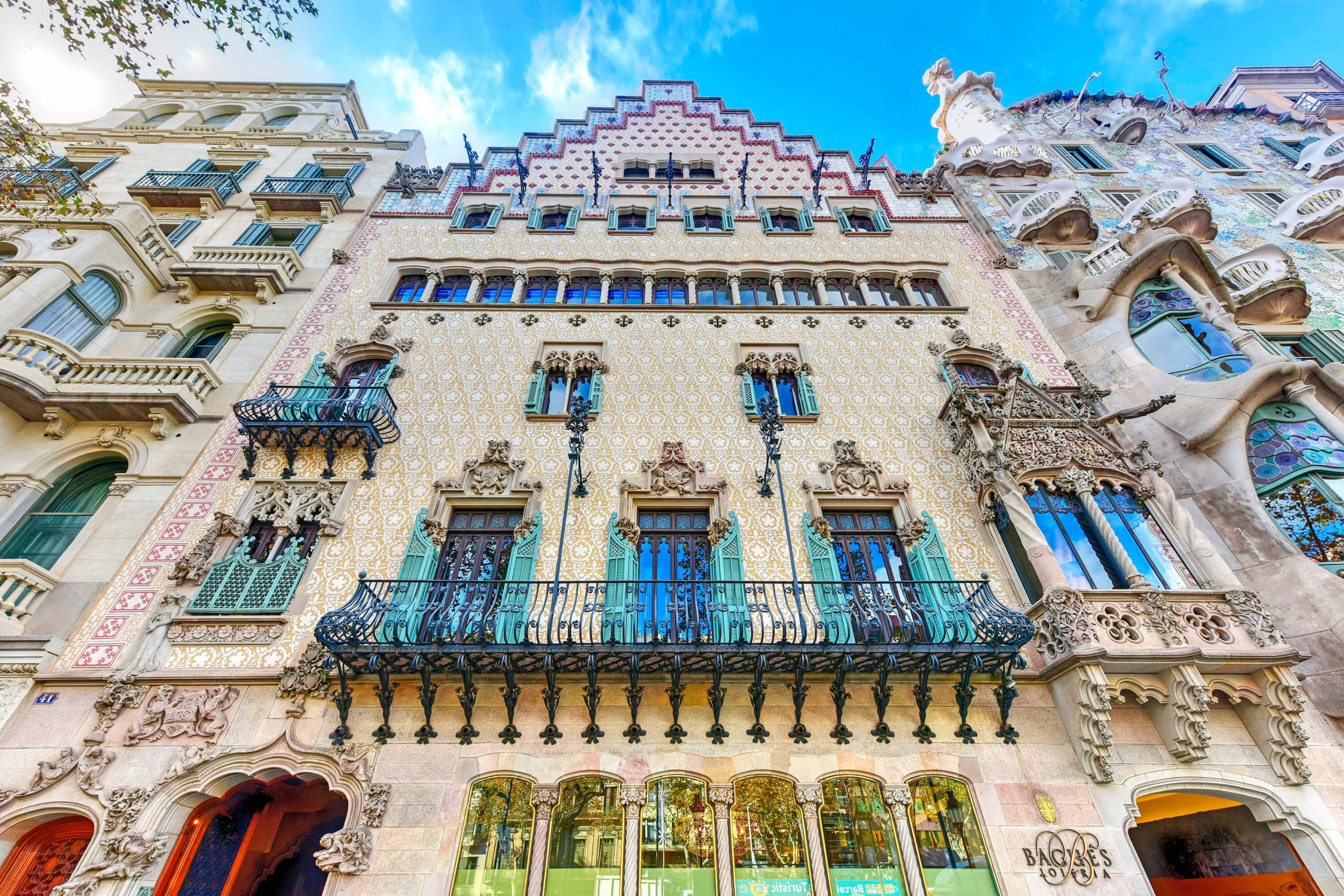 Barcelona: Gaudí masterpieces Walking Tour with Audio Guide App