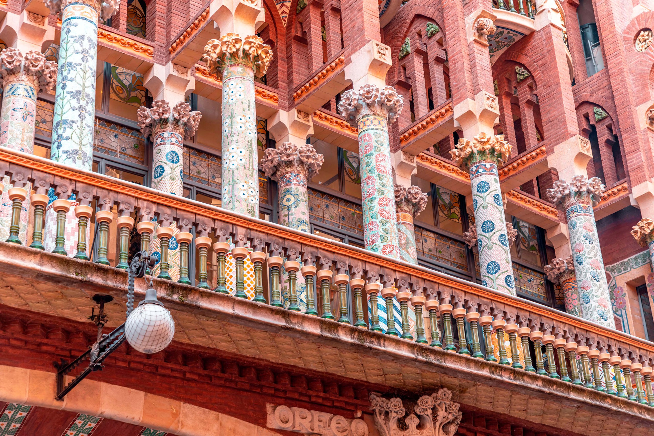 Barcelona: Gaudí masterpieces Walking Tour with Audio Guide App