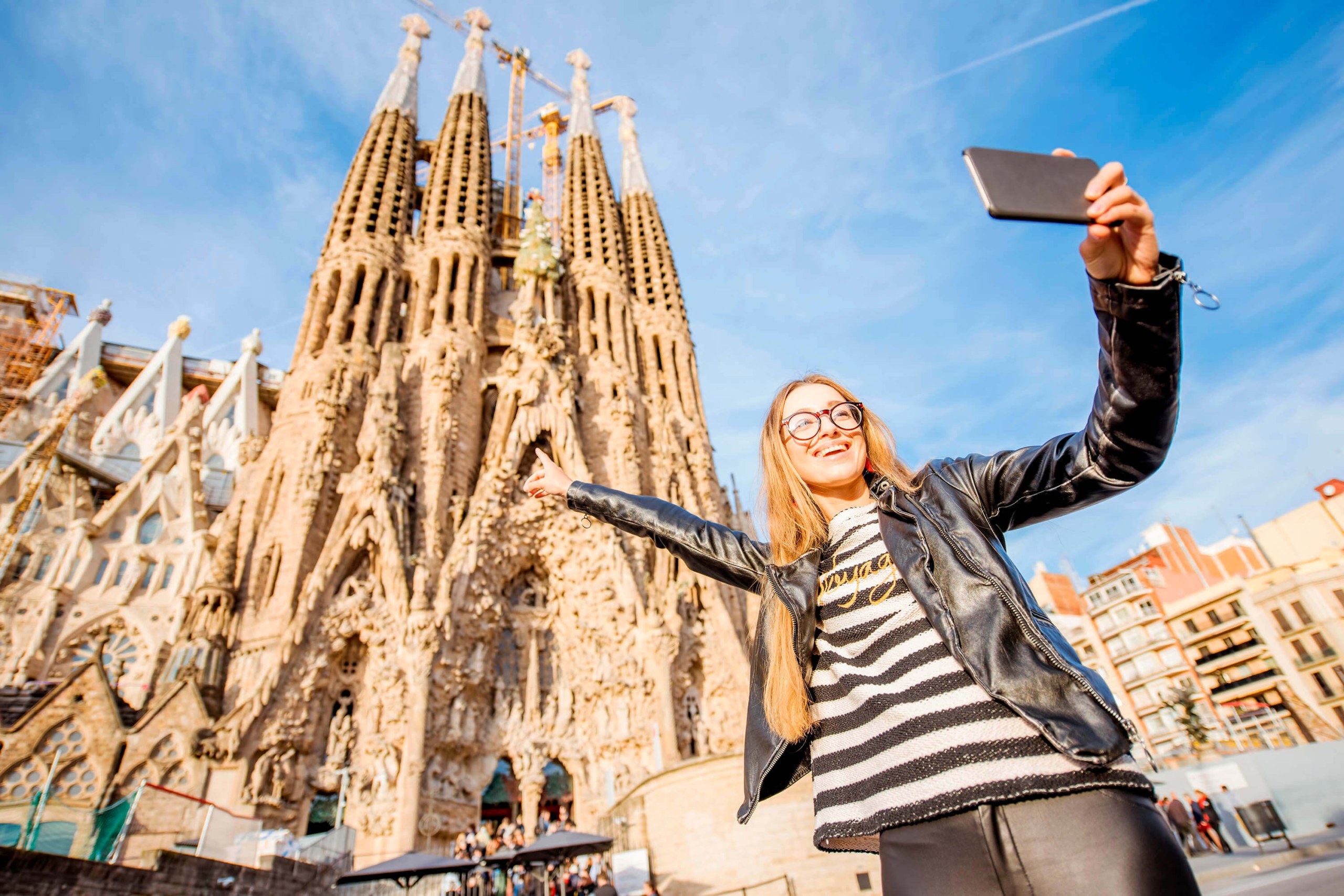 Barcelona: Gaudí masterpieces Walking Tour with Audio Guide App