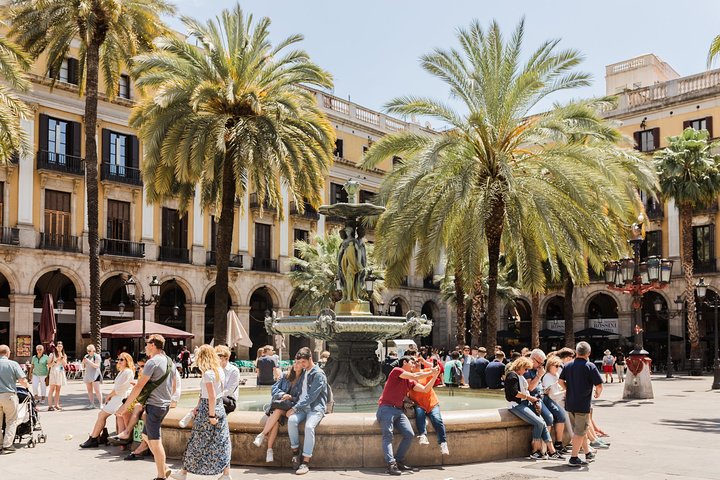 Barcelona: Private & Custom Walking Tour with a Local (8-hours)