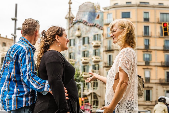 Barcelona: Private & Custom Walking Tour with a Local (8-hours)