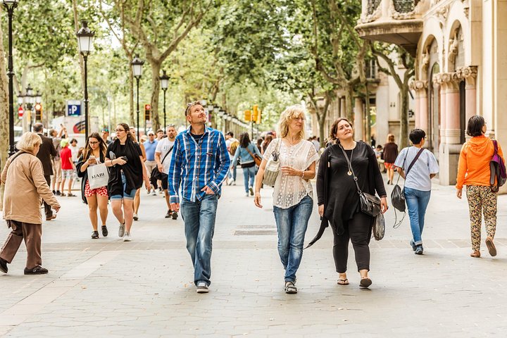 Barcelona: Private & Custom Walking Tour with a Local (8-hours)