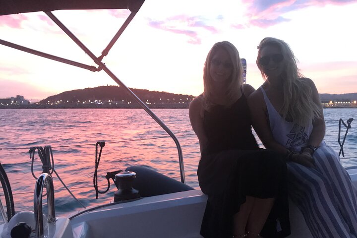 Barcelona Sensational Sunset Tour with Open Bar & Tapas