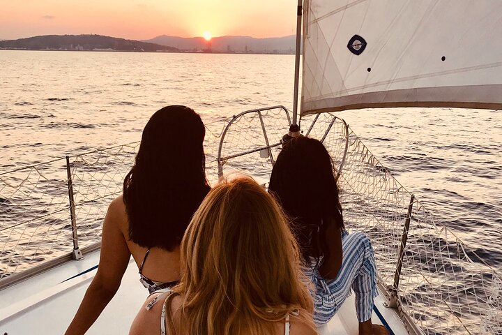 Barcelona Sensational Sunset Tour with Open Bar & Tapas