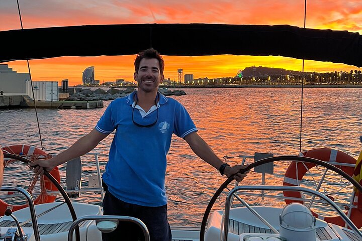 Barcelona Sensational Sunset Tour with Open Bar & Tapas