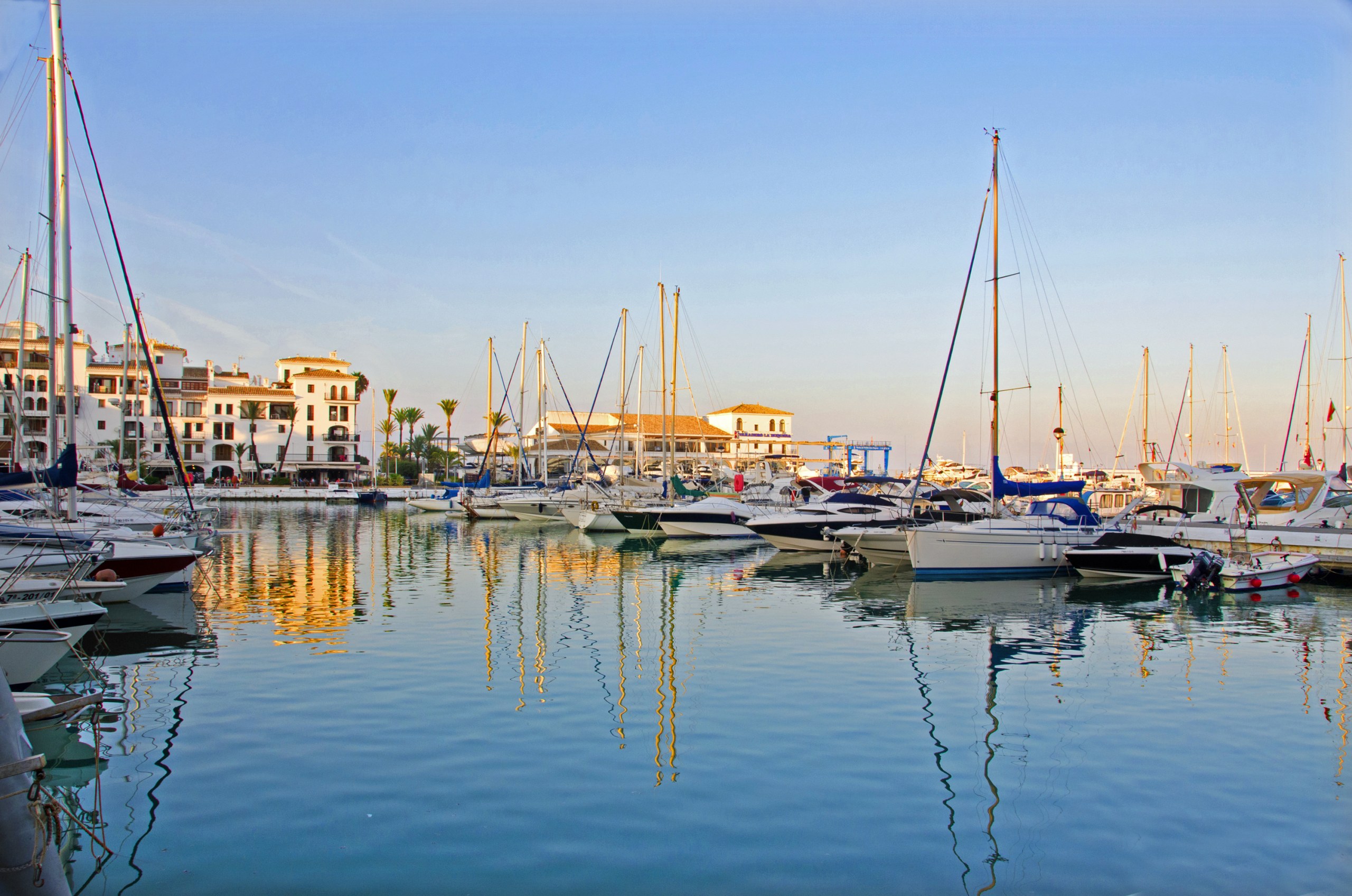 El Puerto de la Duquesa welcomes us with its charming atmosphere and options to explore.