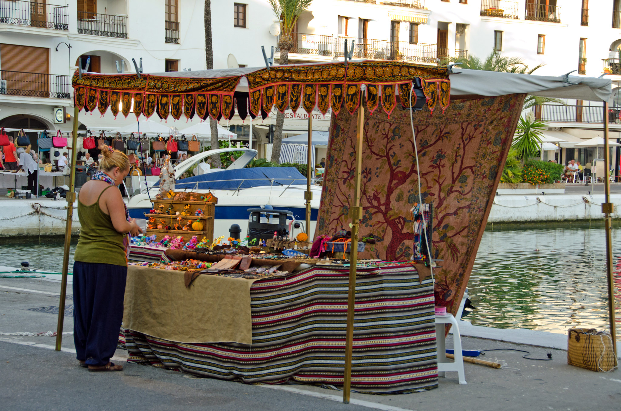 El Puerto de la Duquesa welcomes us with its charming atmosphere and options to explore.