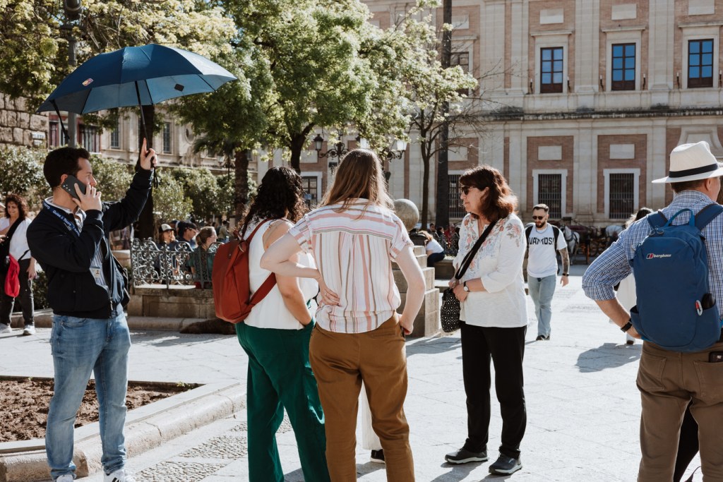 Seville: Santa Cruz neighbourhood with flamenco show (optional)