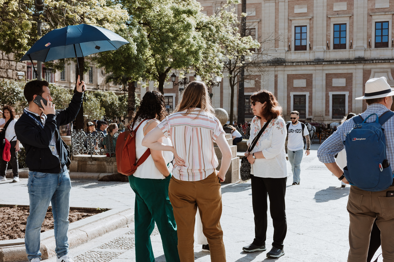 Seville: Santa Cruz neighbourhood with flamenco show (optional)