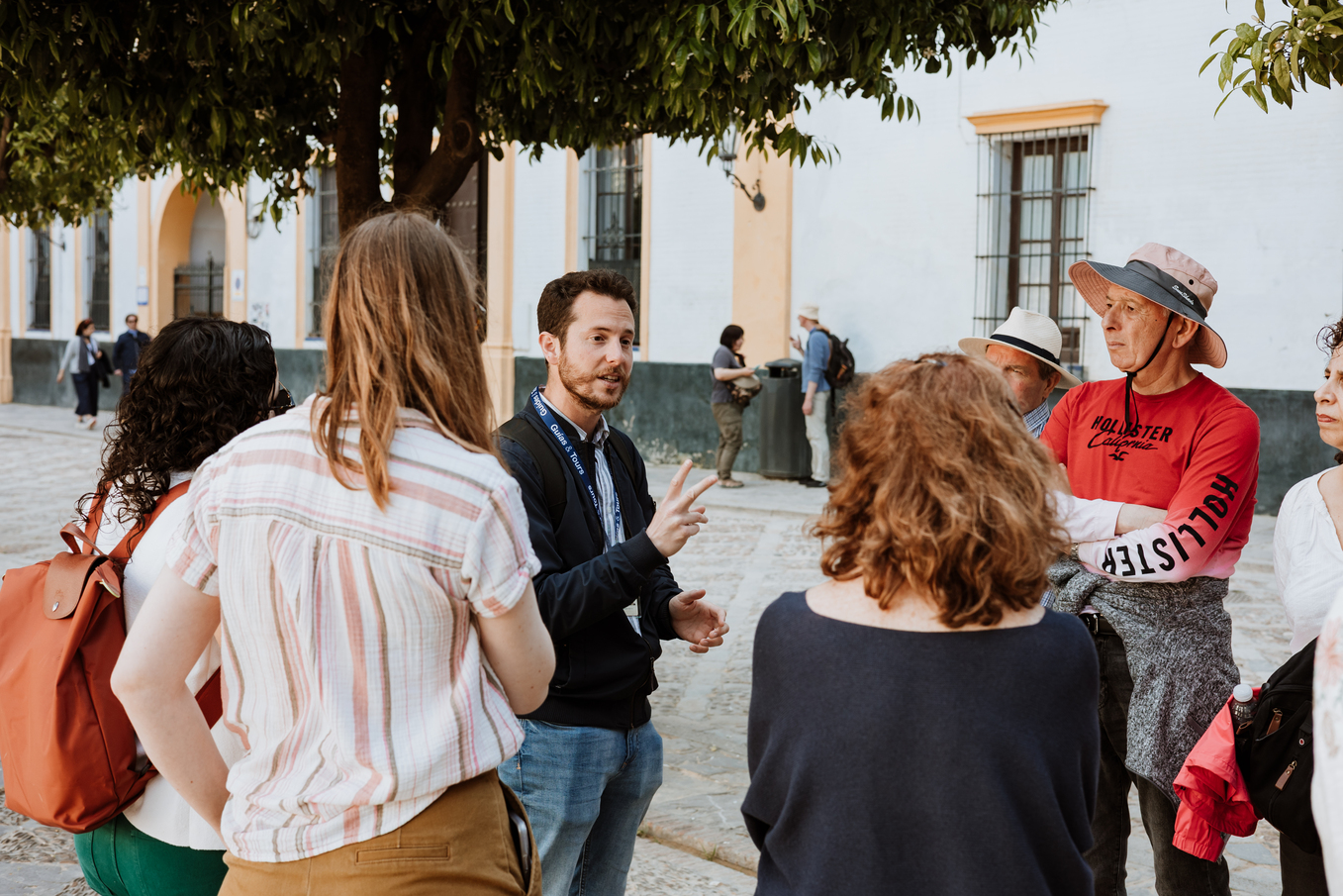 Seville: Santa Cruz neighbourhood with flamenco show (optional)