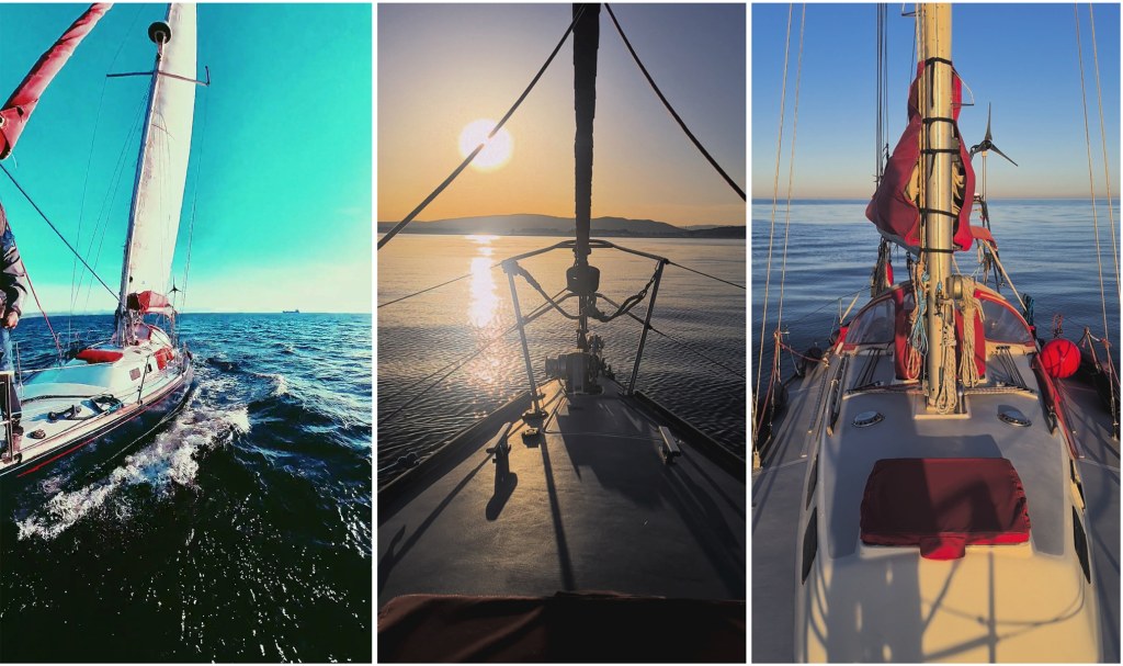 Un velero navegando en un mar tranquilo, bajo un cielo teñido de rojo y naranja por el atardecer.